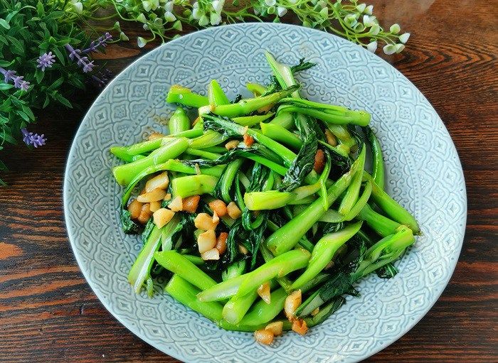 món ăn từ rau xào tỏi đơn giản tại nhà